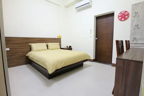 Brown Room((101) 雙人套房(加大床) 照片 2