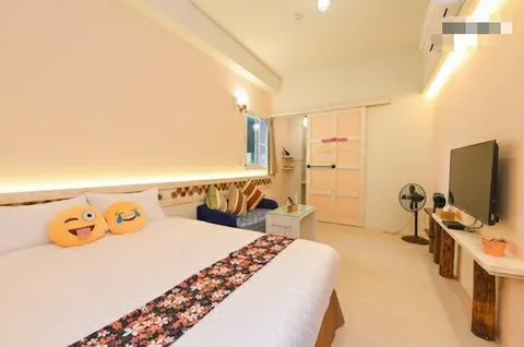 安平156民宿 復古黃